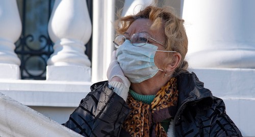 Женщина в медицинской маске. Фото Нины Тумановой для "Кавказского узла"