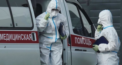 Медицинские работники в защитных костюмах. Фото: REUTERS/Tatyana Makeyeva