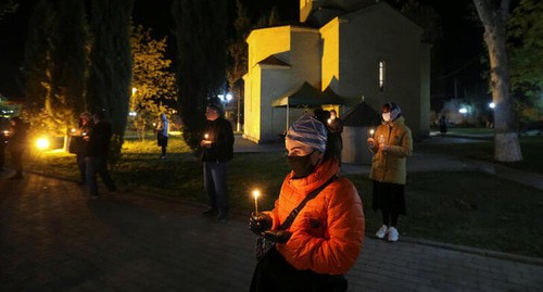 Верующие во время молитвы. Грузия, 18 апреля 2020 г. Фото: REUTERS/Irakli Gedenidze
