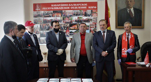 Коммунисты Кабардино-Балкарии отметили день рождения Ленина в условиях карантина. 22 апреля 2020 года. Фото предоставлены Борисом Паштовым