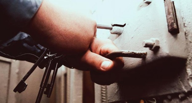 Сотрудник силовых структур открывает тюремную камеру. Фото: Юлия Симатова / Югополис