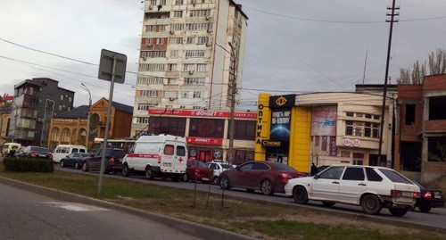 Затор на проспекте Акушинского, вызванный проверкой сотрудниками полиции водителей. Фото Расула Магомедова для "Кавказского узла"