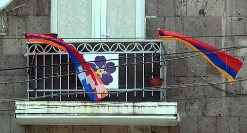 Символ памяти жертв геноцида армян, флаги Армении и Нагорного Карабаха. Фото Алвард Григорян для "Кавказского узла"