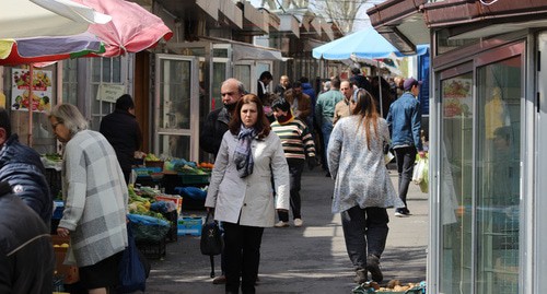 Жители Еревана на рынке. Апрель 2020 г. Фото Тиграна Петросяна для "Кавказского узла"