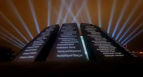Проекция имен, присланных участниками смс-акции, на мемориале "Цицернакаберд". Фото: пресс-служба мэрии Еревана www.facebook.com/YerevanCityHall 