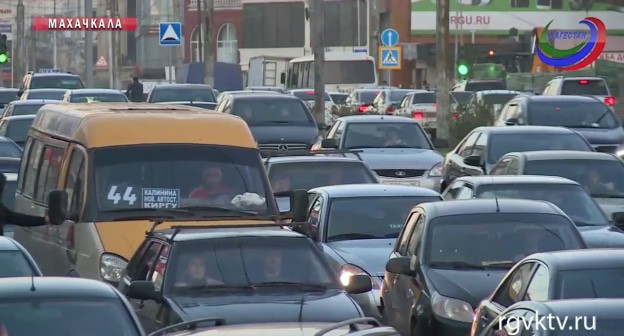 Автомобили в пробке в Махачкале. Скриншот видео. 
РГВК "Дагестан" https://www.youtube.com/watch?v=VbvI1rTlyVA