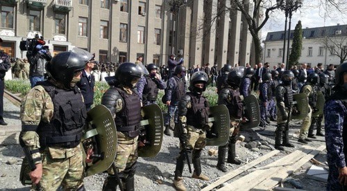 Сотрудники силовых структур во время акции протеста. Владикавказ, 20 апреля 2020 года. Фото Эммы Марзоевой для "Кавказского узла"