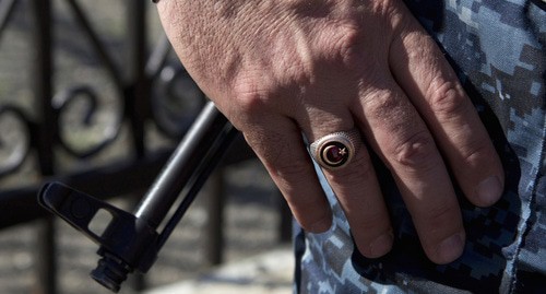 Рука с перстнем сотрудника правоохранительных органов. Фото:  REUTERS/Maxim Shemetov