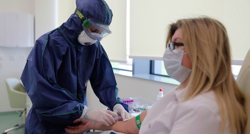 Медицинский работник берет кровь на тест 
COVID-19. Фото: REUTERS/Maxim Shemetov