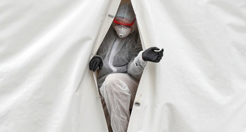 Медицинский работник в защитном костюме. Фото: REUTERS/Evgenia Novozhenina