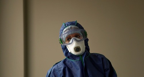 Медицинский работник в защитном костюме. Фото: REUTERS/Maxim Shemetov