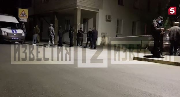 Оцепленный дом в Махачкале. Стоп-кадр видео https://www.5-tv.ru/news/294051/dve-miny-obnaruzeny-vmahackale-video/