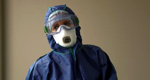 Медицинский специалист в защитном снаряжении. Фото REUTERS/Максим Шеметов
