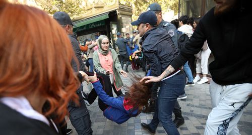 Сотрудники полиции задерживают одну из активисток во время акции протеста в Баку. Фото Азиза Каримова для "Кавказского узла"