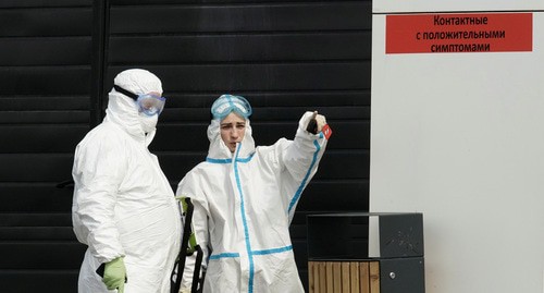 Медицинские работники в защитных костюмах. Фото: REUTERS/Tatyana Makeyeva