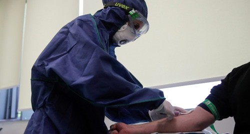 Медицинский работник берет кровь у пациента для теста на коронавирус. Фото: REUTERS/Maxim Shemetov