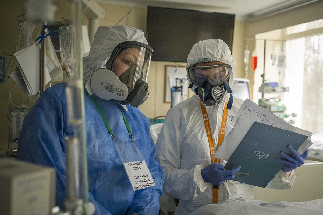 Врачи, работающие с больными с коронавирусной инфекцией. Фото: Юрий Козырев / «Новая газета»