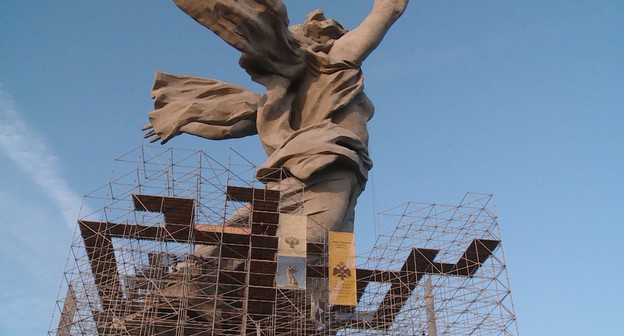 Реставрация скульптуры "Родина-мать зовет!". Кадр видео ГТРК "Волгоград-ТРВ". "Волгоград 24" https://www.youtube.com/watch?v=Dv0tPTrgqJQ