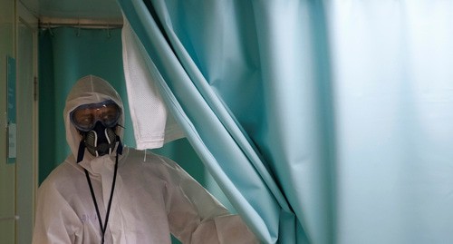 Медицинский работник в защитном костюме. Фото: REUTERS/Maxim Shemetov 
