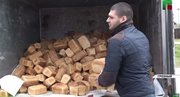 Раздача хлеба жителям Грозного на благотворительной акции, организованной фондом Ахмат-хаджи Кадырова. Стоп-кадр видео https://newsvideo.su/video/12663339