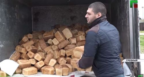 Раздача хлеба жителям Грозного на благотворительной акции, организованной фондом Ахмат-хаджи Кадырова. Стоп-кадр видео https://newsvideo.su/video/12663339