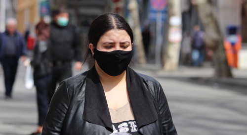 Женщина в маске на улице. Фото Инны Кукуджановой для "Кавказского узла"