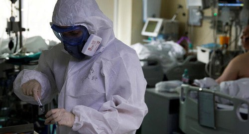 Медик в палате пациента. Фото: REUTERS/Maxim Shemetov
