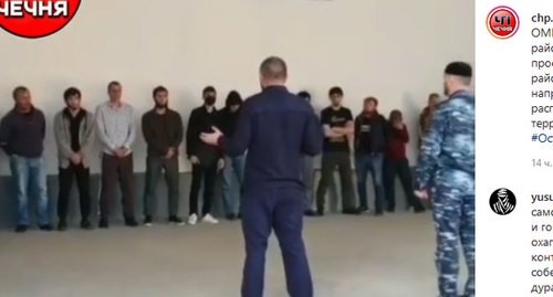 Сотрудник полиции отчитывает задержанных. Скриншот публикации в Instagram-паблике "ЧП Чечня" https://www.instagram.com/p/B_sVcQ7lvA9/ 