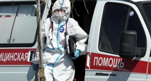 Медработник в защитном костюме. Фото: REUTERS/Tatyana Makeyeva