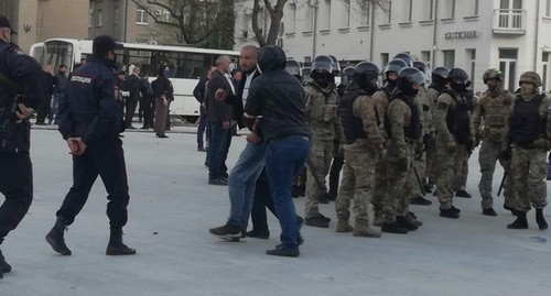 Задержание участника митинга во Владикавказе. 20 апреля 2020 г. Фото Эммы Марзоевой для "Кавказского узла"