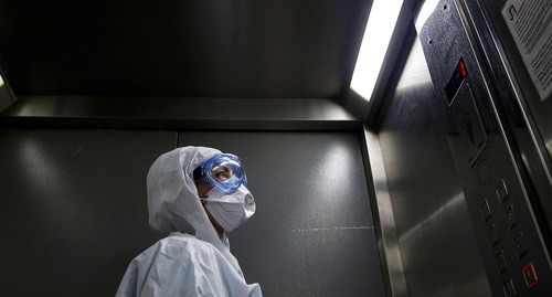 Медик в защитном костюме Фото: REUTERS/Maxim Shemetov