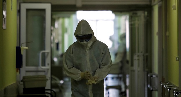 Медицинский работник в больничном коридоре. Фото: REUTERS/Maxim Shemetov