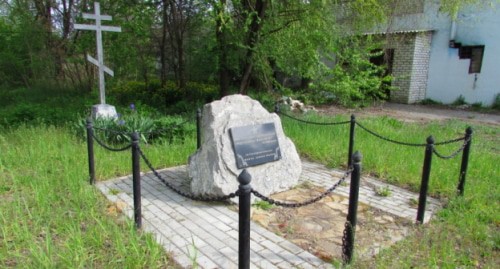Поклонный крест (памятный знак) и закладной камень на месте концлагеря. Фото Вячеслава Ященко для "Кавказского узла",