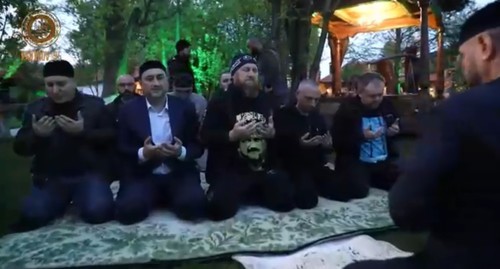 Рамзан Кадыров совершает молитву вместе с главврачами медучреждений Чечни во время ифтара. Кадр видео со страницы главы Чечни в "ВКонтакте" https://vk.com/ramzan?w=wall279938622_487966