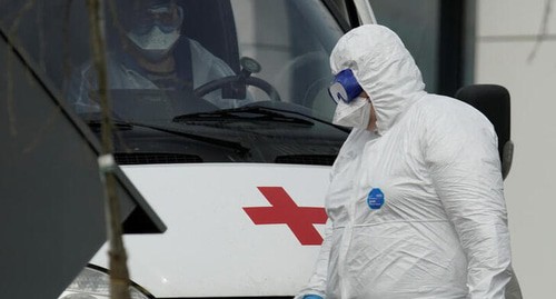 Медик в защитно костюме. Фото REUTERS/Tatyana Makeyeva
