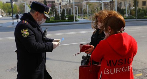 Проверка документов во время карантина в Баку. Фото: REUTERS/Aziz Karimov