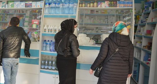 Жители Грозного в аптеке. Апрель 2020 г. Фото: REUTERS/Ramzan Musaev