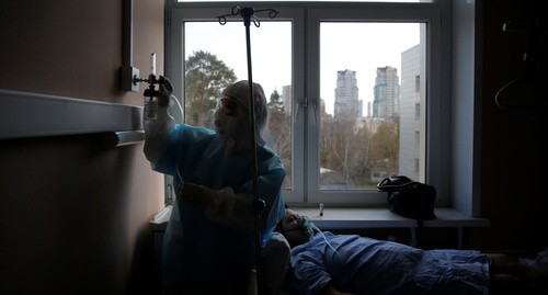 Медицинский работник рядом с пациентом. Фото: REUTERS/Maxim Shemetov