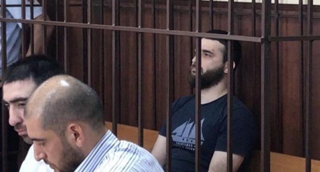 Кемал Тамбиев (справа) в зале суда. Стоп-кадр видео канала YouTube "Кавказский узел" https://www.youtube.com/watch?v=ZnfT9sdFsYA