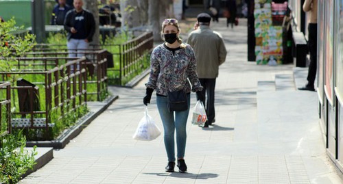 Женщина в медицинской маске на улице Еревана во время карантина. Фото Тиграна Петросяна для "Кавказского узла"