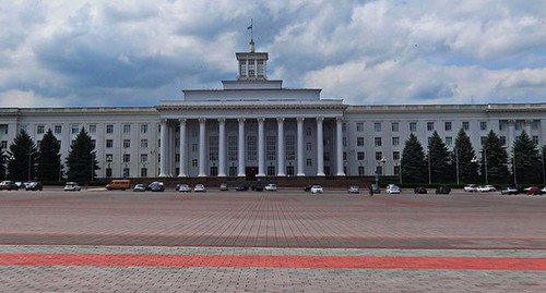 Здание правительства КБР. Фото: iNalchik.ru https://www.flickr.com/photos/132882740@N04/19138957336/