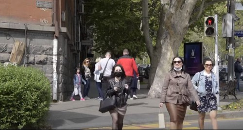 Жители Еревана на улицах города, май 2020 года. Скриншот с видео на YouTube-канале «euronews (на русском)» https://www.youtube.com/watch?v=cXG1cW7XpcA