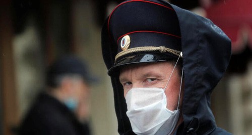 Сотрудник полиции в маске. Фото  REUTERS/Maxim Shemetov
