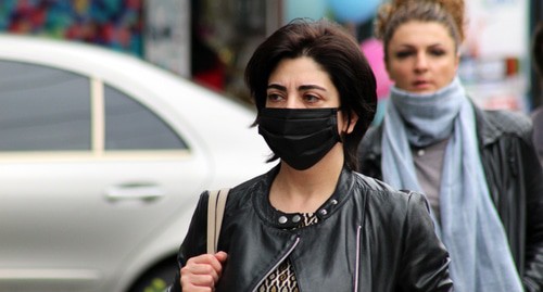 Женщина в маске. Фото Тиграна Петросяна для "Кавказского узла"