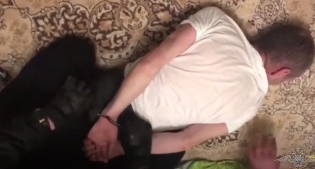 Задержание жителя Карачаево-Черкесии задержаны по делу о торговле оружием. Стоп-кадр видео пользователя МВД России https://www.youtube.com/watch?v=uHZ3T-zr7D4&feature=youtu.be
