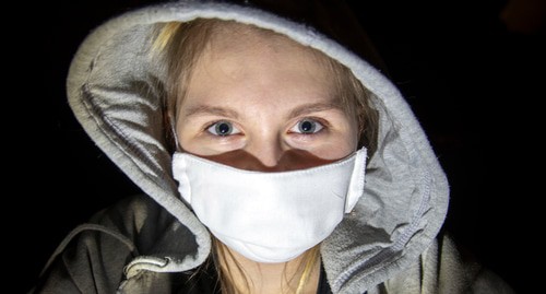 Девушка в медицинской маске. Фото Нины Тумановой для "Кавказского узла"  