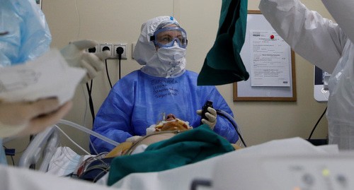 Медицинский работник возле пациента. Фото: REUTERS/Maxim Shemetov 