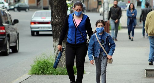 Девушки в масках на улице Еревана. Фото Тиграна Петросяна для "Кавказского узла"