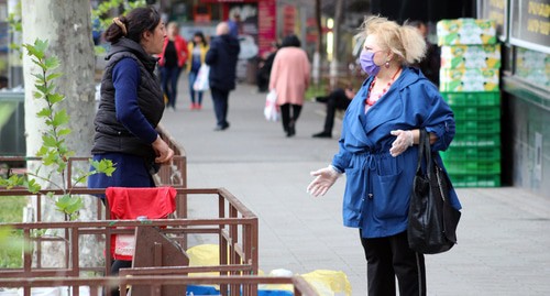 Женщина в маске на улице Еревана. Фото Тиграна Петросяна для "Кавказского узла"