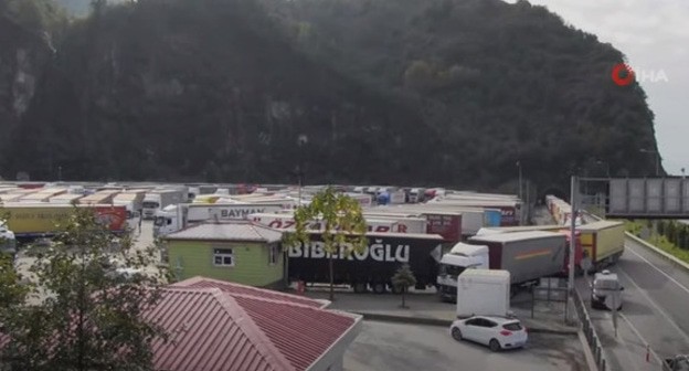 Пункт пропуска Сарпи. Стоп-кадр видео İhlas Haber Ajansı 
https://www.youtube.com/watch?v=oGVxmzo8L6o&feature=emb_logo